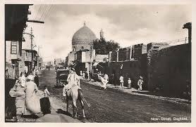 بغداد الشارع الجديد 1918 في وسط الصورة يظهر جامع الحيدرخانة الفرع عند عمود الكهرباء الى اليمين تظهر قطعة صغيرة على الحائط كتب عليها بال Baghdad Photo Iraq
