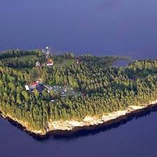 Juli er nær, spektakulær, men aldri spekulativ. Utoya 22 Juli 2011 Photos Facebook