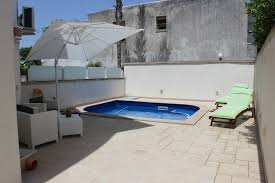 La casa è di tipo mansardato, con cucina, bagno, camera da letto/soggiorno con letto matrimoniale e due letti singoli. Damavi Suite Levante Appartamento A Torre Dell Orso 200 M Dal Mare Updated 2021 Tripadvisor Torre Dell Orso Vacation Rental
