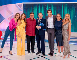 Após tiago fazer publicamente severas críticas às falas da apresentadora em seu programa de tv vem pra cá sobre a comunidade lgbtqia+, o marido do ator postou um registro dos dois com os sobrinhos, entre eles pedro, filha de patrícia com o. Programa Silvio Santos Recebe Maisa E Tiago Abravanel Com Suas Maes Bastidores O Planeta Tv