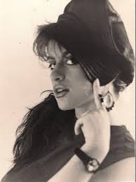 Loredana groza bună seara, iubite! Tanara Loredana Poze Loredana Vedete Clopotel Ro