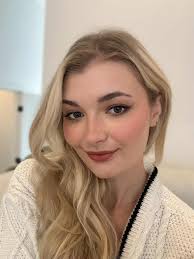 Maquillage chic et simple 🥰, Fond de teint bâton:  https://www.artistparmarilyn.com/products/fond-de-teint-en-baton-artist?_pos=2&_psq=Bato&_ss=e&_v=1.0,  Eyeliner en crème brun: ...