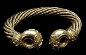 Torc ring 10.77 gold grams. Metal Detectorist Finds 2000 Year Old Gold Torc In A Norfolk Field