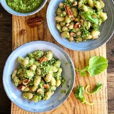Une Belle Botte De Radis Bio C Etait L Occasion De Revisiter La Recette De Salade De Mogettes Au Pesto De Roquette En 2020 Recette Salade Pesto Roquette Cuisine
