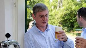 Born 4 june 1961) is a hungarian entrepreneur and politician. Gyurcsany Majdnem Lerantotta A Leplet 2006 Rol 24 Hu