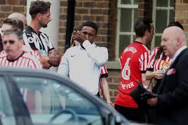 Jermain defoe ha querido recordar a bradley lowery y se ha tatuado su nombre en la muñeca para que le acompañe de por vida. Bradley Lowery Funeral Jermain Defoe Breaks Down In Tears As He Bids Goodbye To Best Friend London Evening Standard Evening Standard