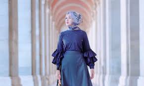 Salah satu mode baju yang terkenal karya dian pelangi adalah ramadhan rose,yang bisa kita lihat sendiri bahwa warnanya yang. Tren Baju Lebaran 2018 Mengintip Transformasi Gaya Dian Pelangi Masa Ke Masa Aura Co Id