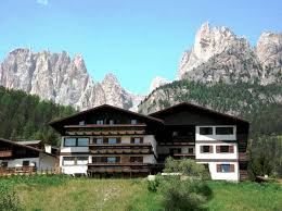 Scrivi qui la tua recensione. Residence La Zondra Pera Di Fassa Fassatal