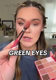 Eyeshadow Tutorial for Green Eyes Using Doll 10 Palette