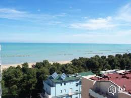 L'appartamento è composto da soggiorno con cucina a vista, camera da letto, bagno con doccia e giardino privato ideale per pranzi e cene all'aperto o giochi in sicurezza per i. Affitti Montesilvano Spiaggia Per Vacanze Con Iha Privati