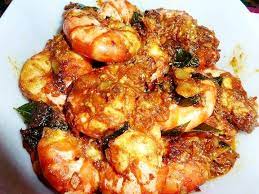 Lauk dengan bahan utama kelapa ini memiliki rasa pedas, manis dan gurih dengan bentuk bulat atau oval. Resepi Udang Goreng Berempah