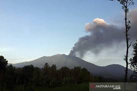 Seperti abu di atas tunggul. Abu Gunung Raung Mulai Hujani Banyuwangi Antara News