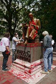 Jun 29, 2021 · così il leader di italexit gianluigi paragone davanti alla statua di indro montanelli a milano. Indro Montanelli La Statua Imbrattata Da Collettivi Studenteschi Il Blitz Rivendicato In Un Video Tgcom24