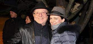 Çek müzisyen ve oyuncu (1974 doğumlu). Marta Jandova Vyrazila S Partnerem A Dcerkou Na Rozsveceni Vanocniho Stromku To Je Rodinka Sedmicka Cz