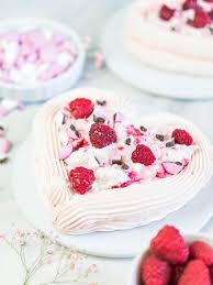 Mini Pavlova In Herzform Zum Valentinstag Rezept Mein Naschgluck Rezept Pavlova Pavlova Rezept Valentinstag Backen