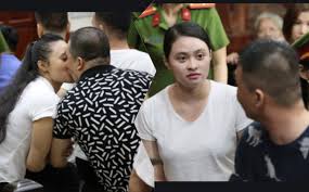 Miu lê được công chúng biết đến lần đầu khi cô tham gia đóng trong bộ phim 'những thiên thần áo trắng'. Zizesbxe3snjum
