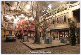 The eighties) is a turkish nostalgic romantic comedy show that started airing in 2012. Seksenler Dizisi Nerede Cekiliyor Forum Aski Turkiye Nin En Eglenceli Forumu