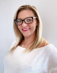 Kendra Saunders's Instagram, Twitter & Facebook