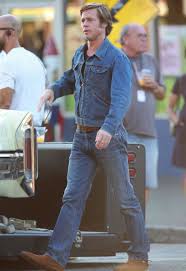 Brad Pitt Once Upon A Time In Hollywood Workout Routine Brad Pitt In 70s Styling On The Set Of Quentin Tarantino S New Movie Once Upon A Time In Hollywood Brad Pitt Mens Fashion Inspiration Mens Outfits