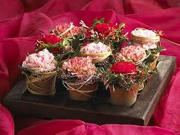 Imaginative Arrangements With Roses Symmetrical Three Different Rose Varieties Were Arranged In Small Terracotta Pots The Topfblumen Blumengestecke Gestecke