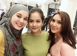 Gadis ini merupakan kacukan scotland dan melayu. Biodata Emma Maembong Artis Malaysia Awek Kamal Adli