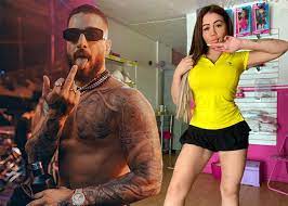 La influencer mostró sin pudor sus nalgas luego de los difíciles momentos que vivió por la cicatrización de sus heridas por las operaciones que se vio obligada a realizarse para retirar las. Yina Calderon La Mujer A La Que Maluma Le Debe Su Fama Las2orillas