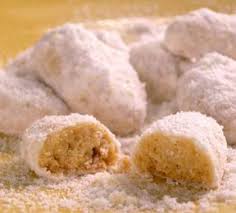 Bagi yang ingin mencoba lezatnya resep kue putri salju pandan kacang tanah yang punya julukan snow white panda ini di rumah. Resep Kue Kering Putri Salju Honey To The Bee