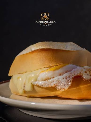 Pão com ovo e queijo