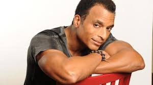 Jon Secada rinde homenaje a Benny Moré - Diario Libre