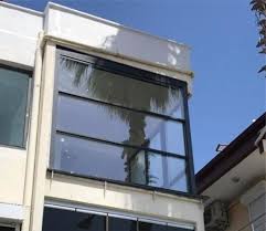 Cam balkon sistemlerinde alan kullanımı, temizlik, ısı yalıtımı ve görsellik için tercih edilmektedir. Temizlenebilir Giyotin Cam Tambalkon