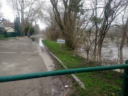 Lorsque plusieurs années humides se succèdent, le niveau d'étiage de la nappe peut devenir plus haut chaque année ; File Inondations Janvier 2018 A Croissy Jpg Wikimedia Commons