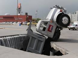 Por causas que son investigadas, los dos vehículos menores se vieron involucrados en el. En Nuevo Leon Plaza San Pedro Puede Derrumbarse Por Accidente En Estacionamiento Archdaily Mexico