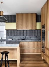 Une Facon Moderne Et Cosy De Vous Faire Aimer Le Noir Et Blanc Sur Www Decocrush Fr Decocrush Luxury Kitchen Design Luxury Kitchens Home