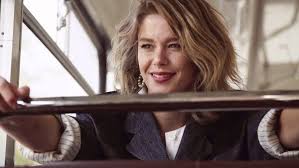 Burcu Biricik In Stili Saclari Ve Makyaji Golgeli Sac Sarisin Sac Sac