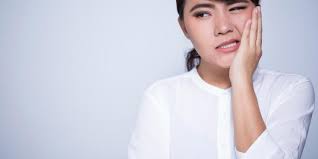 Salah satu alasan medisnya karena saat berbaring, darah mengalir ke kepala, sehingga tekanan dan rasa sakit yang dirasakan makin intens. Sakit Gigi Saat Hamil Penyebab Bahaya Dan Pengobatan