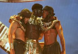 The rapper busted out onstage to join migos for a performance, clad in a black catsuit with a mesh stomach and rhinestone gems. Msapp4aoo5uspm