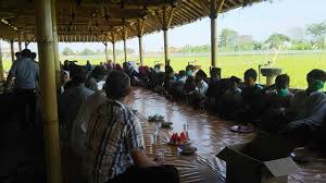 Tidak cuma dikarenakan kejernihan dan kesegaran air terjun namun termasuk keindahan alam. Suasana Persawahan Makan Nasi Liwet Ada Di Rm Saung Kabogoh Media Online Potret Jabar
