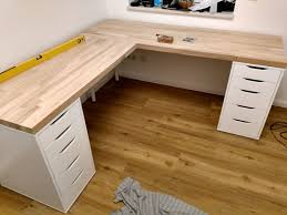 Eckschreibtisch Selber Bauen Ganz Einfach In 2020 Diy Corner Desk Corner Desk Office Furniture Design