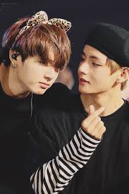 Jun 15, 2021 · after more than eight years together, bts's jungkook knows all of v's quirks and habits, including when v isn't quite telling the truth about an allergy. Bts Jungkook V Znamenitosti Viit Krasivye Parni