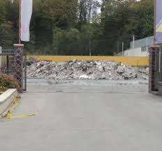 Videvši pištolj admir se navodno dao u beg, a njegova supruga je trčala za njim te su se jurili ulicom. Admir Arnautovic