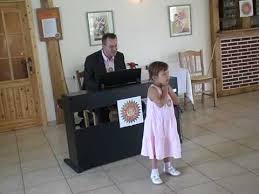 Das Enkelkind Singt Fur Omas 70 Geburtstag Youtuobe Gedicht Oma Geburtstag Geburtstag Lieder Opa Geburtstag