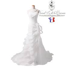 Chaque femme aimerait être la plus belle mariée du monde à son grand jour! Robe De Mariee Organza Forme Pres Du Corps Ivoire Ou
