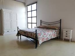 Un divanetto di design si apre si stende e diventa un letto singolo comodo leggero senza rete elettrosaldata ed altre. Sardegna Letti Usati Camere Da Letto Usate Arredamento Camera Da Letto Letti Matrimoniali
