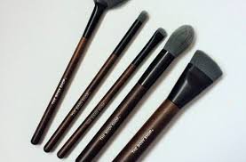 The body shop india offers wooden combs, paddle hair brush, round hair brush, hair straightener brush, hair combs for long hair, hair styling combs & more. The Body Shop Vegan Makeup Brushes Review Really Ree