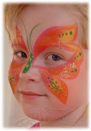 Kinderschminken Kleines Madchen Geschminkt Als Schmetterling Madchen Schminken Kinderschminken Kinder Schminken