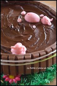 Le Celebre Gateau Le Bain De Cochons Dans La Boue Modelage En Pate D Amande Ou Pate A Sucre La Petite Cuisine De Nadege Gateau Gateau Kitkat Gateau Rigolo