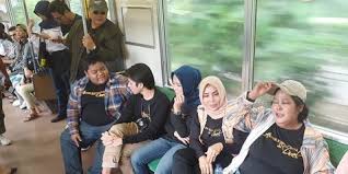Selain itu juga ada nama pemeran baru yaitu rey bong yang berperan sebagai anak si doel dan sarah. Rombongan Pemain Akhir Kisah Cinta Si Doel Naik Krl Sapa Penggemar Senyum Diajak Foto Kapanlagi Com