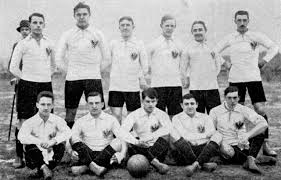 Luego de unos primeros 45 minutos muy intensos, la selección de futbol de inglaterra y la selección de futbol de alemania empataron a cero goles. La Jugada Vintage Origen Del Blanco Y Negro En Alemania