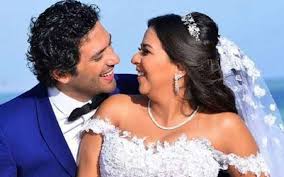 For more information and source, see on this link : Ø´Ø§Ù‡Ø¯ Ø­Ø³Ù† Ø§Ù„Ø±Ø¯Ø§Ø¯ ÙŠØªØºÙ„Ø¨ Ø¹Ù„Ù‰ Ø£Ø­Ø²Ø§Ù†Ù‡ ÙˆÙŠØ­ØªÙÙ„ Ø¨Ø¹ÙŠØ¯ Ù…ÙŠÙ„Ø§Ø¯ Ø²ÙˆØ¬ØªÙ‡ Ø¥ÙŠÙ…ÙŠ Ø³Ù…ÙŠØ± ØºØ§Ù†Ù…