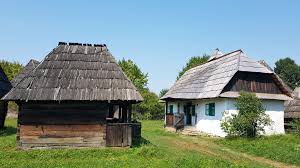 Localizat la intrarea in orasul sighet, pe drumul dinspre baia mare, muzeul satului maramuresean se alătura in 1981, muzeului etnografic al maramuresului ca o secţie în aer liber. 10 Lucruri De VÄzut In MaramureÈ Irina Bartolomeu